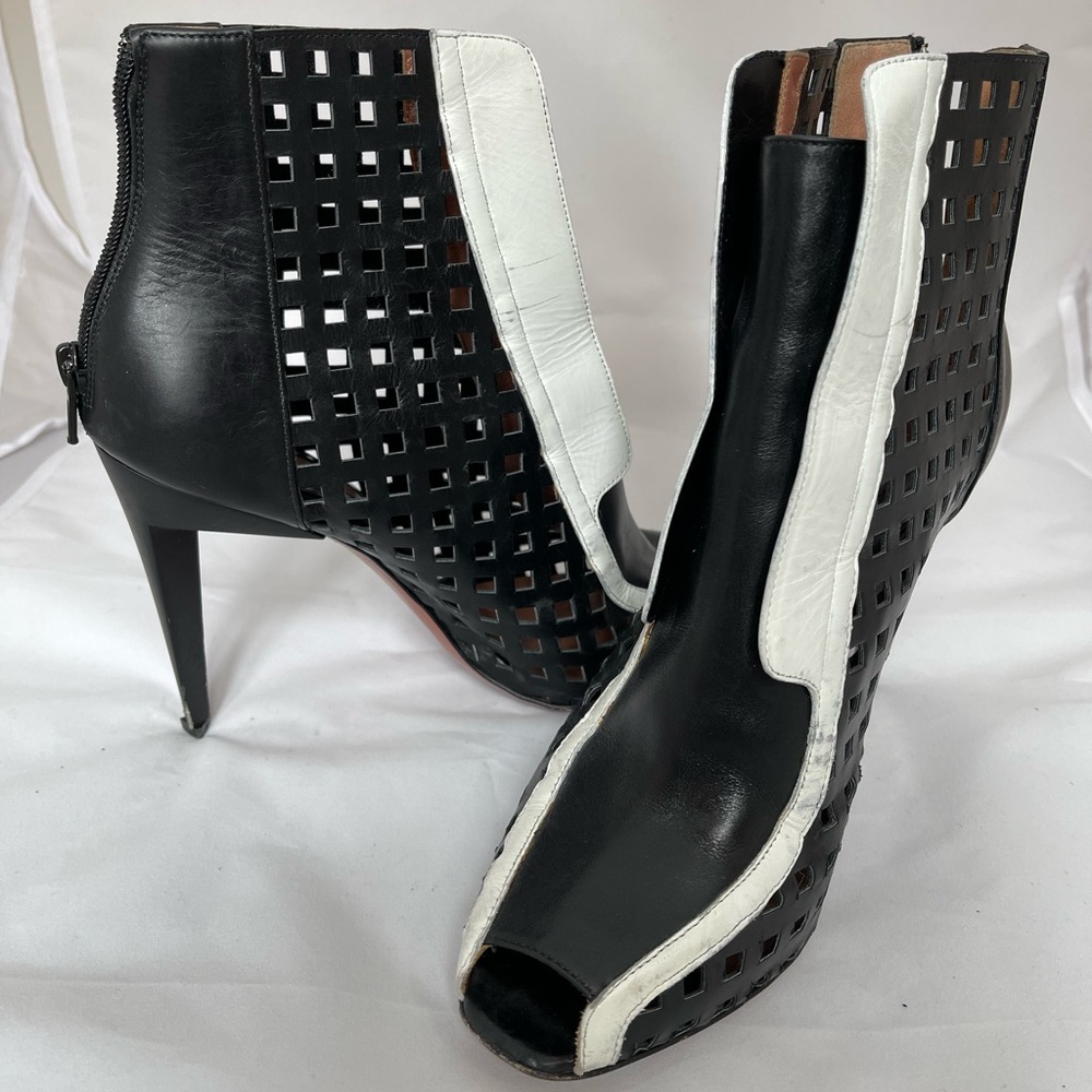 Black and white bootie 4” heel cage detail on the sides